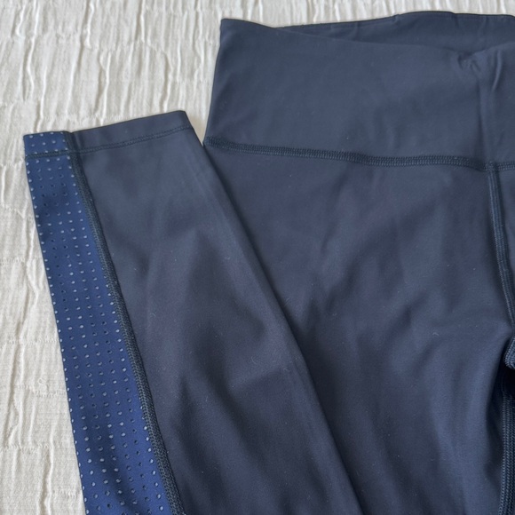 Athleta Ultimate Stash Pocket Laser Dot High Rise 7/8 Legging, Size S - Picture 7 of 8